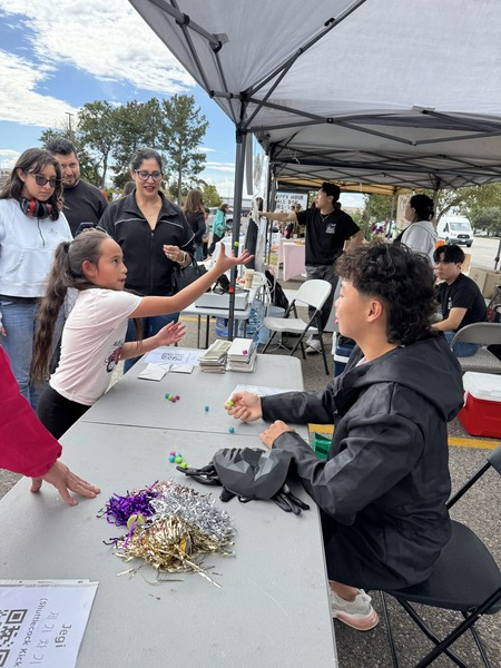 공기놀이를 하고 있는 어린이.