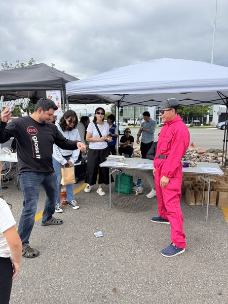 넷플릭스 시리즈 오징어게임에서 등장한 딱지치기를 하고 있다. 