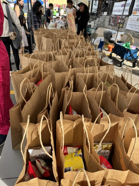 M마트에서 제공한 신라면, 진라면, 초코파이, 김, 음료수 등이 방문객들에게 무료로 나누어졌다. 