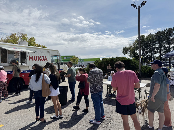 먹자 푸드 트럭 앞에서는 하루 종일 방문객들의 줄이 이어졌다. 