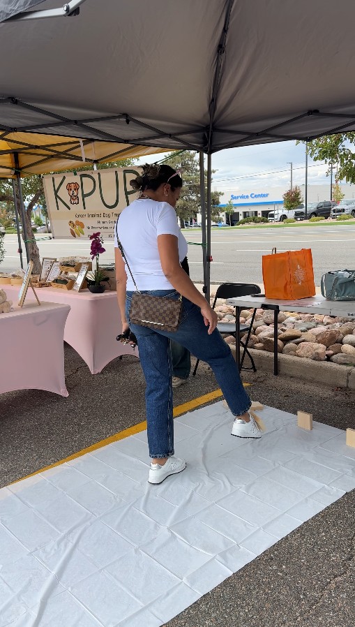 조심스럽게 집중하면서 비석치기를 하고 있다. 