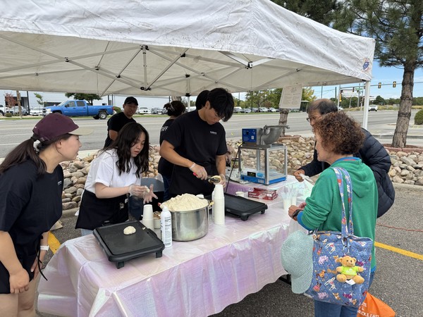 호떡과 떡을 판매하고 있는 성로렌스 한인성당의 주일학교 선생님들.