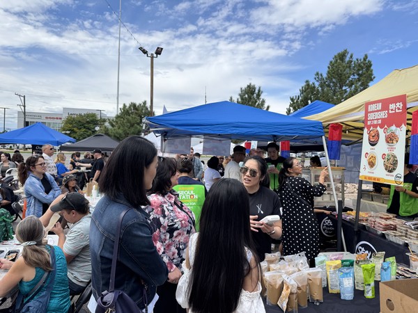 서울 스테이션에서 준비한 달고나 커피와 아이스 티, 치킨 등을 판매하고 있다. 