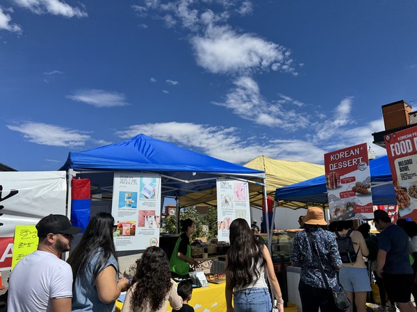 서울 스테이션은 한국 화장품과 마스크 팩을 판매하고 있다. 