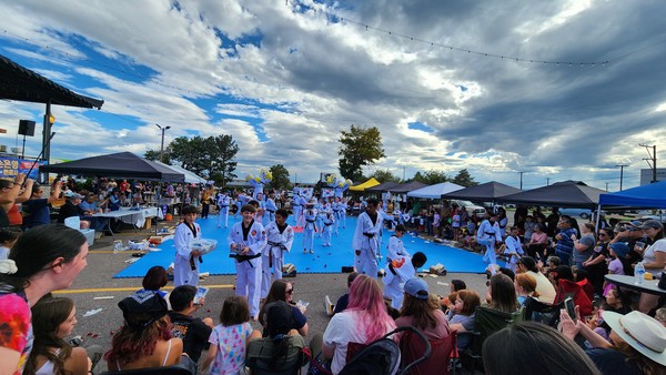 오로라 유에스 태권도 데모팀이  공연을 하고 있다. 