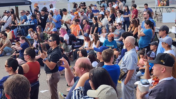 매 공연때마다 관심을 갖고 한국 문화를 즐기로 있는 방문객들.