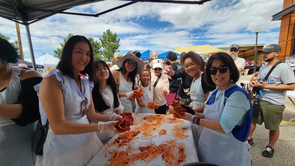 재미한국학교 콜로라도 지역협의회의 유미순 회장의 안내로 김치를 만들고 있는 십대소녀들.