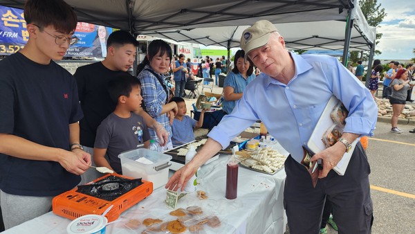 마이크 코프만 오로라 시장은 2달러를 내고 달로나를 샀다. 