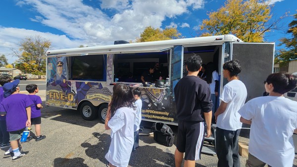  오로라 시 경찰은 게임기가 장착한 차량의 내부에서 아이들이 즐겁게 놀 수 있도록  했으며, 무료로 아이스바로 나누어 주었다.  