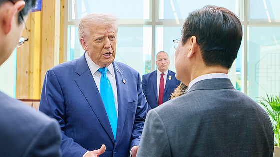 이재명 대통령과 도널드 트럼프 미국 대통령이 29일 경북 경주박물관에서 정상회담에 앞서 대화하고 있다.  [출처:중앙일보]