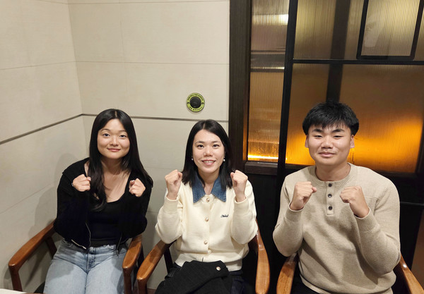 국비유학생 김예지(좌) 양, 허혜정 교육원장, 박성훈 군.